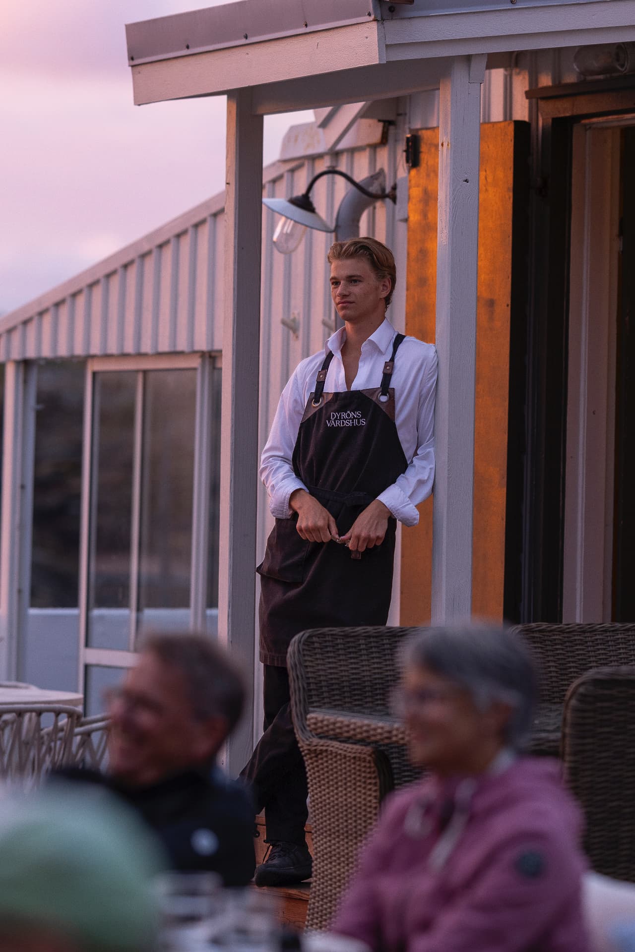Servitör på verandan i kvällsljus vid Dyröns Värdshus