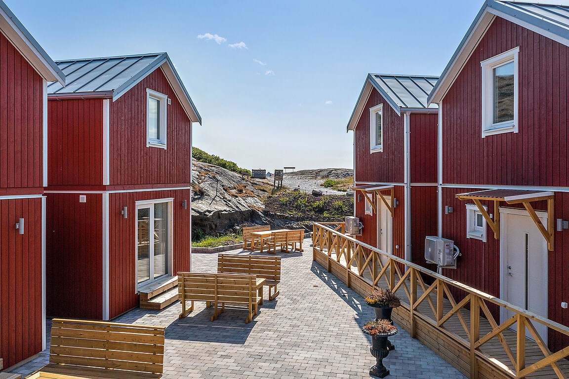 Röda sjöbodar vid havet på Dyrön